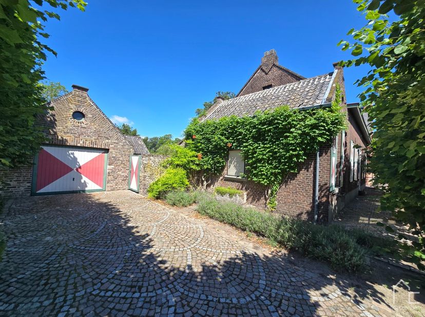 Deze karaktervolle gezinswoning is gelegen op een perceel van 17are 23ca en beschikt over 4 slaapkamers, een garage en prachtige tuin in het centrum v