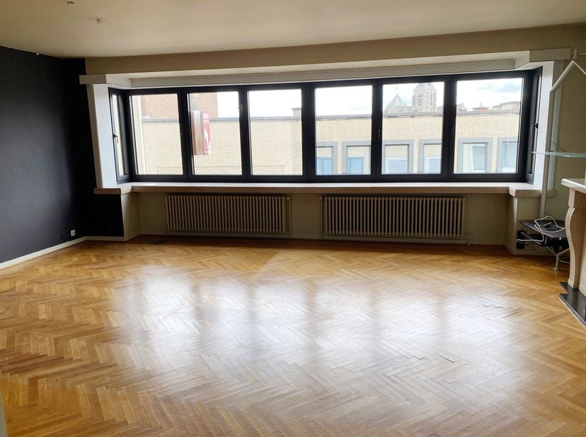 Dit ruim, lichtrijk en in de Leiestraat gelegen&amp;nbsp;appartement&amp;nbsp;(123 m²) vraagt zeker jullie aandacht. Indeling : Een grote inkomhal met gastent