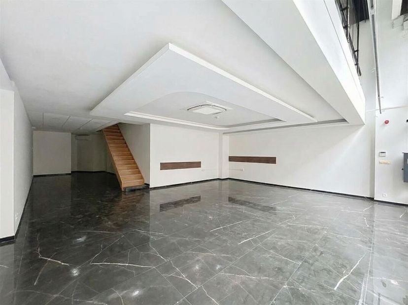 Quartier Congrès - Espace commercial de 200m²  sur deux plateaux avec Mezzanine (CASCO) composé comme suit : un grand espace commercial de +/- 70m², u