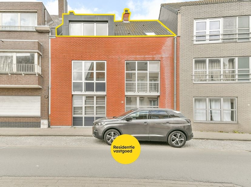 Zonnig appartement in het centrum van Oudenburg. Dit  appartement omvat een lichtrijke woonkamer, open keuken (volledig ingericht met toestellen), ber