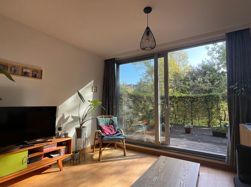 Lichtrijk 2-slaapkamer appartement met tuin én terras<br />
<br />
BEZOEK ENKEL MOGELIJK OP AFSPRAAK<br />
Vaste bezoekdagen op 27-28 juni en 4-5 juli