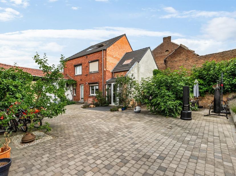 Unieke eigendom met gerenoveerde woning, vakantiewoning en bouwgrond<br />
In het rustige Gingelom bevindt zich deze uitzonderlijke eigendom bestaande