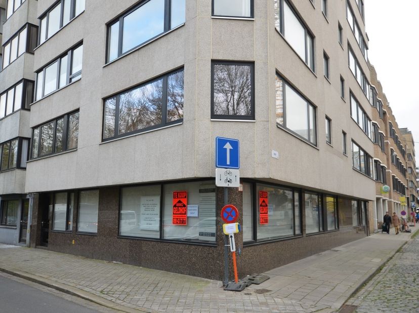 Oostende-Centrum, zeer goed gelegen ruim handelsgelijkvoers (162m²) OF gelijkvloers APPARTEMENT met veel lichtinval wegens hoekpand, bevindt zijn nabi