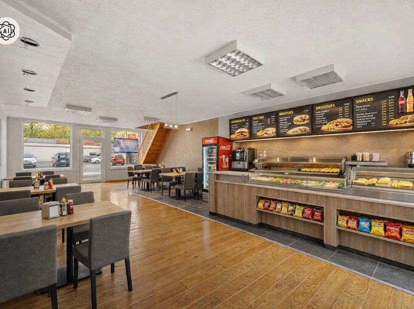 Te koop in Dergneau: te renoveren handelspand, gelegen langs een commerciële invalsweg met uitstekende visibiliteit!<br />
INDELING: gebouw met handel
