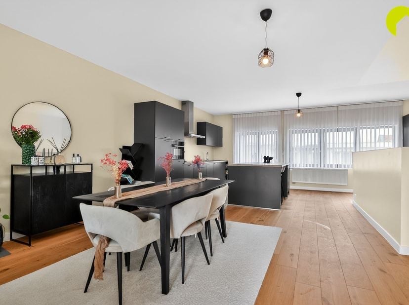 Dit volledig gerenoveerde duplex appartement van 171 m² en met zonnig zuid-terras vinden we vlakbij het centrum van Wilrijk, met dagelijkse winkels, o