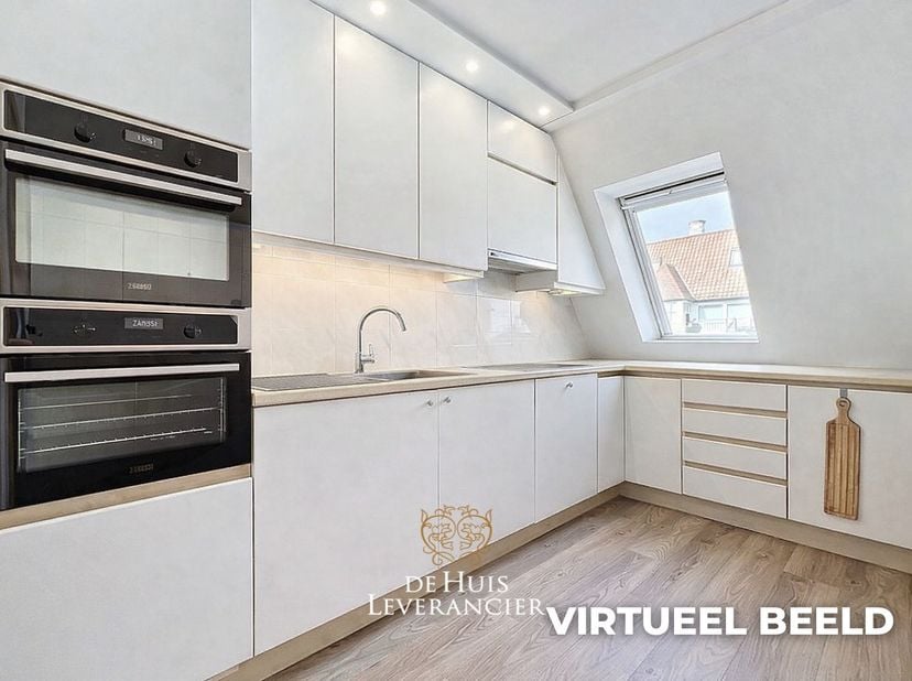 Welkom in dit charmante duplex-appartement op de derde verdieping (bereikbaar met lift) langs de geliefde Zeelaan in Koksijde. Hier woon je op een ple