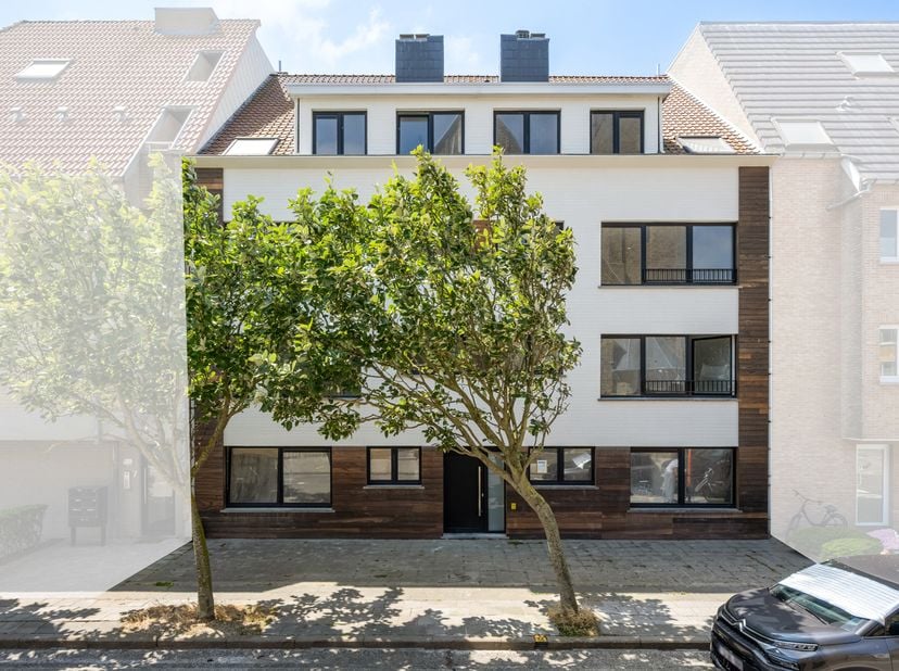 Volledig gerenoveerd appartementsgebouw met 8 instapklare units. Op een boogscheut van het strand en vlot bereikbaar vanuit zowel Oostende als De Haan