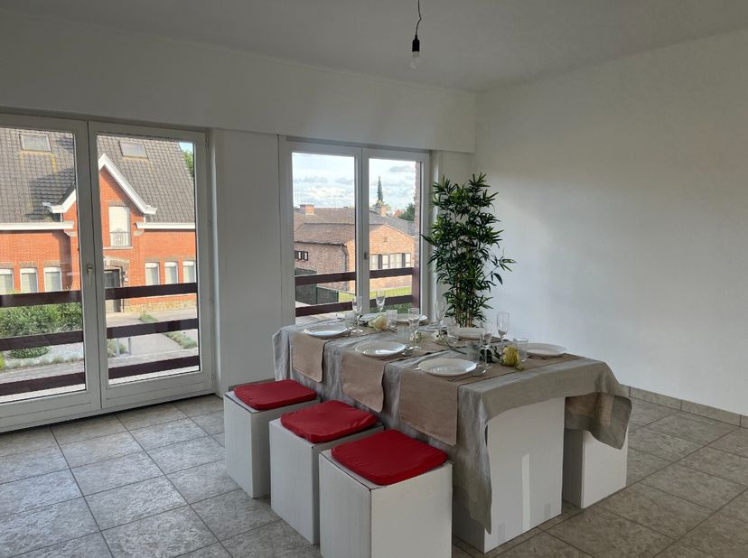 Maison à louer dans la Guldensporenstraat, à Harelbeke, à proximité des transports en commun et des axes routiers. Cette maison familiale offre un age