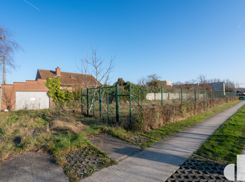 Prachtig villaperceel zonder bouwverplichting<br />
<br />
Ontdek dit mooie villaperceel zonder enige bouwverplichting, waardoor u volledig vrij bent