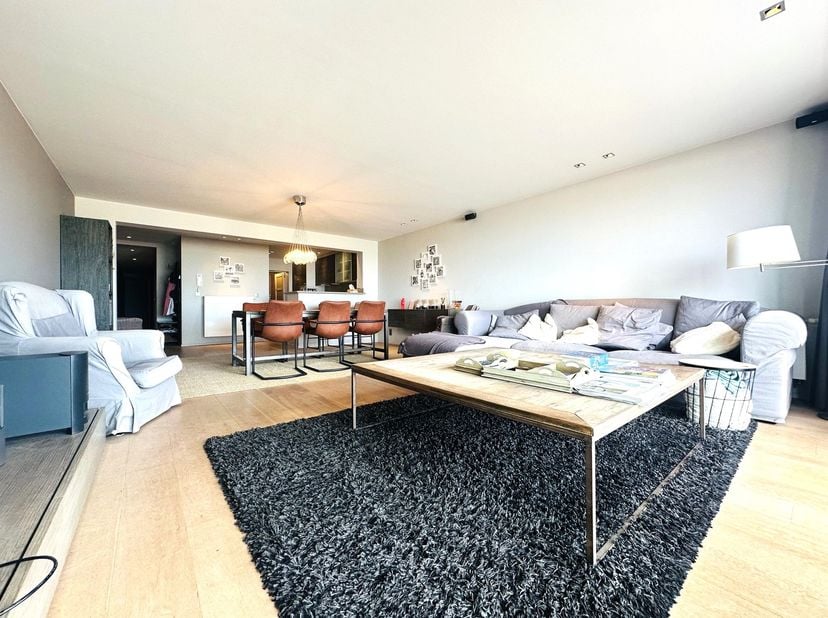 Charmant gemeubeld 3-slaapkamer appartement (120m²) met frontaal zeezicht in het hartje van het Zoute tussen het Albertplein en de Wandeldijk.<br />
<