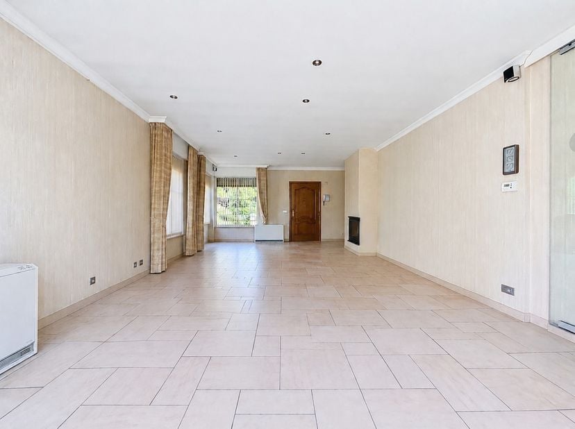 Deze alleenstaande villa bevindt zich op een rustige en residentiële ligging in Oostduinkerke-Dorp.<br />
De woning omvat een inkomhal met gastentoile
