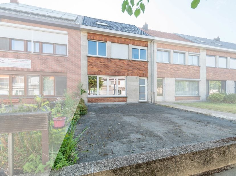 Solide woonst met drie slaapkamers en garagebox.<br />
Deze gezellige woning met gunstige ligging bevindt zich nabij scholen, winkels, invalswegen en