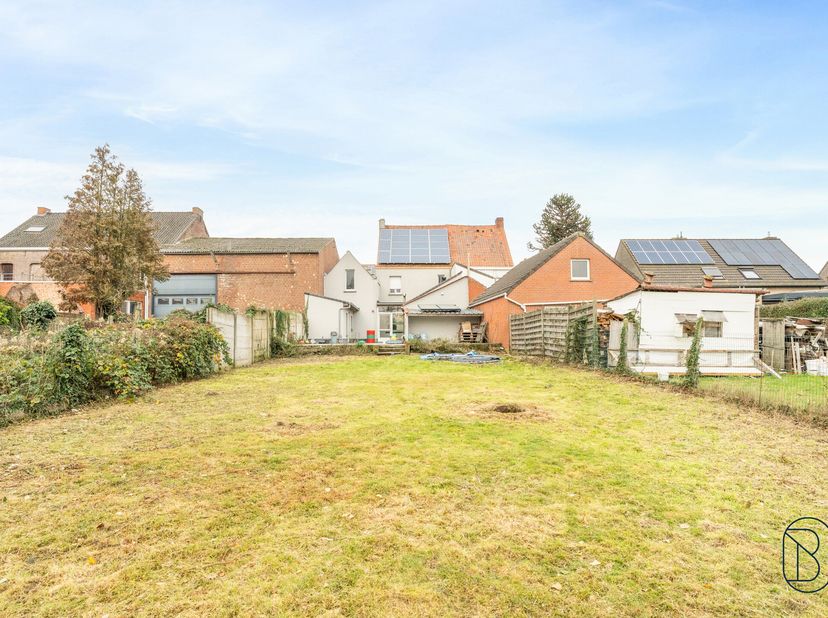 À vendre : maison familiale conviviale et prête à emménager, avec double garage, panneaux solaires et grand jardin à Ooigem.<br />
Idéalement située p