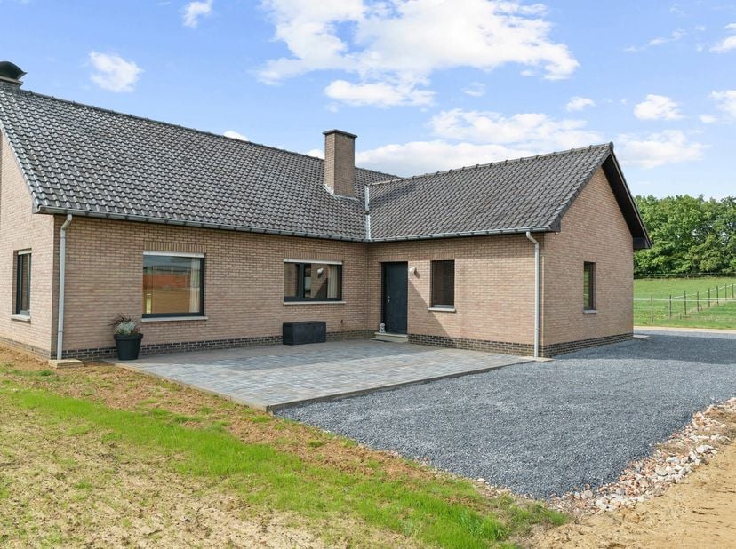 NIEUWE VOORWAARDEN!!<br />
SCHAFFEN – Landbouwwoning op +/- 4,2 ha grond en paardenstalling<br />
Deze charmante landbouwwoning met unieke mogelijkhed