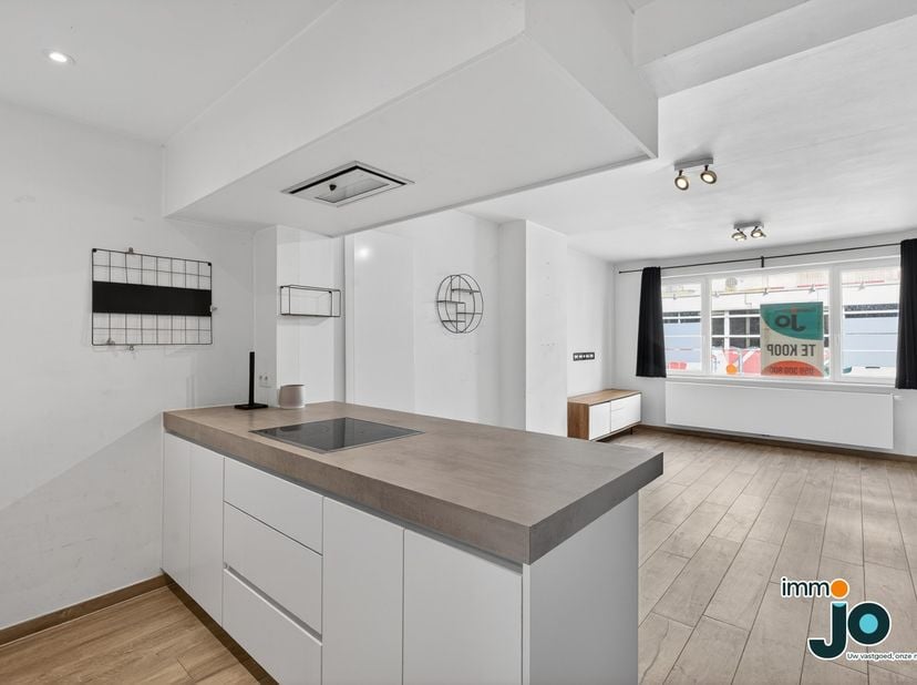 Cet appartement d'une chambre à coucher, magnifiquement fini, est situé dans un emplacement privilégié, à proximité de la plage et de la charmante pet