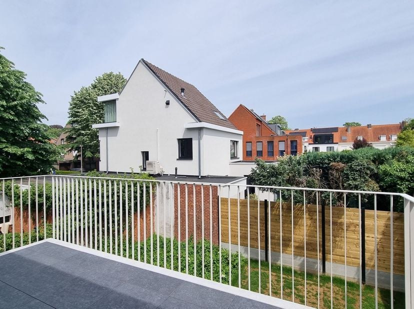 Au centre de Mortsel, dans une rue calme, cette résidence de petite taille sera construite.<br />
<br />
Les 4 appartements seront équipés des techn