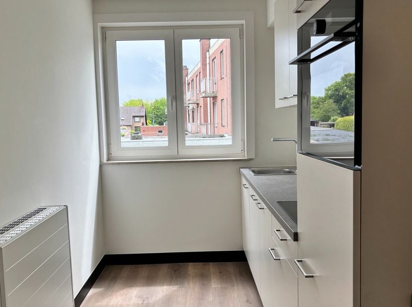 ALGEMEEN:<br />
Gerenoveerd appartement met 2 slaapkamers en garage.&amp;nbsp;&amp;nbsp;<br />
<br />
INDELING: Verdieping 1 (geen lift!): inkomhal, badkamer,