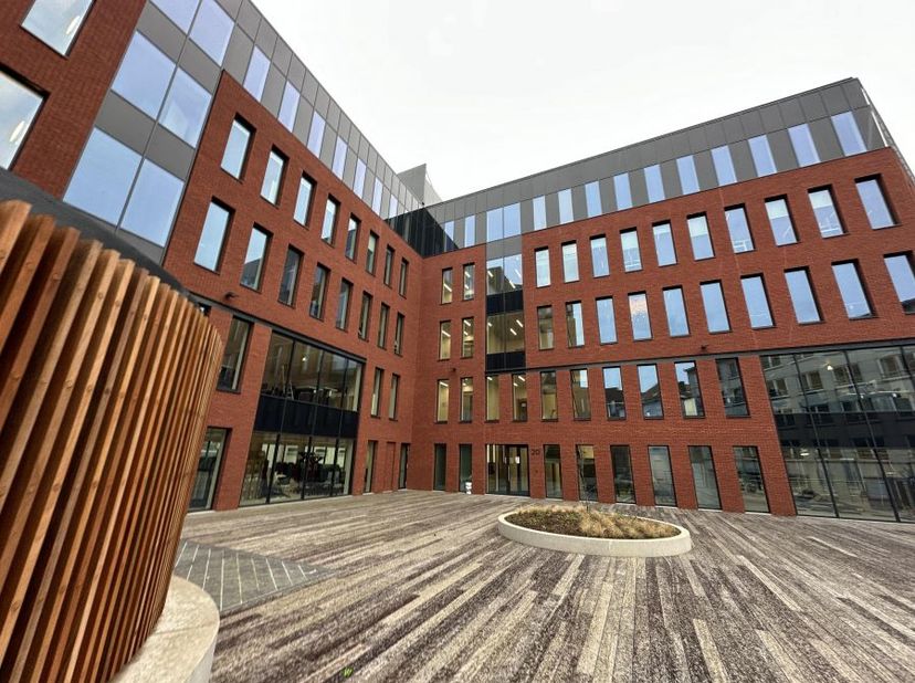 Bureaux à louer en face de la gare centrale de Malines dans le projet ZuidPoort I.<br />
<br />
--------<br />
opsplitsbaar<br />
<br />
a louer - Bur