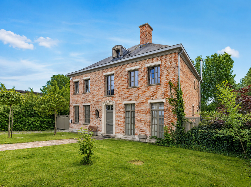 Cette villa d’exception allie charme authentique et confort de vie contemporain. Sa majestueuse façade en briques, ses volumes généreux et ses grandes