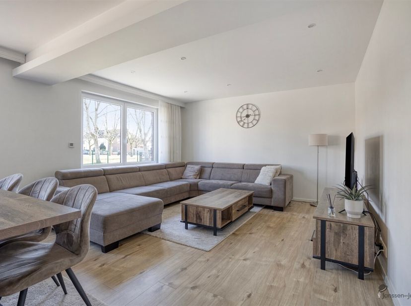 Bent u op zoek naar een instapklare woning met ruimte, comfort én een rustige ligging? Deze smaakvol gerenoveerde halfopen bebouwing, gelegen aan een