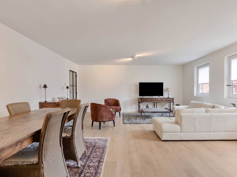 Cet appartement confortable est idéalement situé dans le centre de Schilde. Vous vivez ici dans une rue calme à sens unique, avec des magasins, des éc