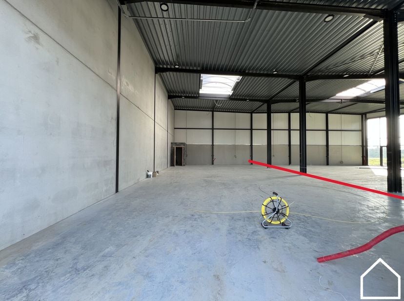 Moderne KMO-unit met uitstekende bereikbaarheid en een totale oppervlakte van 190m².<br />
<br />
Op slechts 10 minuten rijden van Ieper bevindt zich