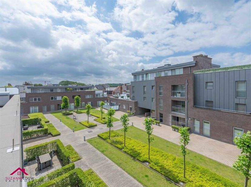 Instapklaar penthouse met terras aan voor- en achterzijde, met ondergrondse parking en kelderberging, vlakbij het centrum van Bree<br />
Troeven<br />