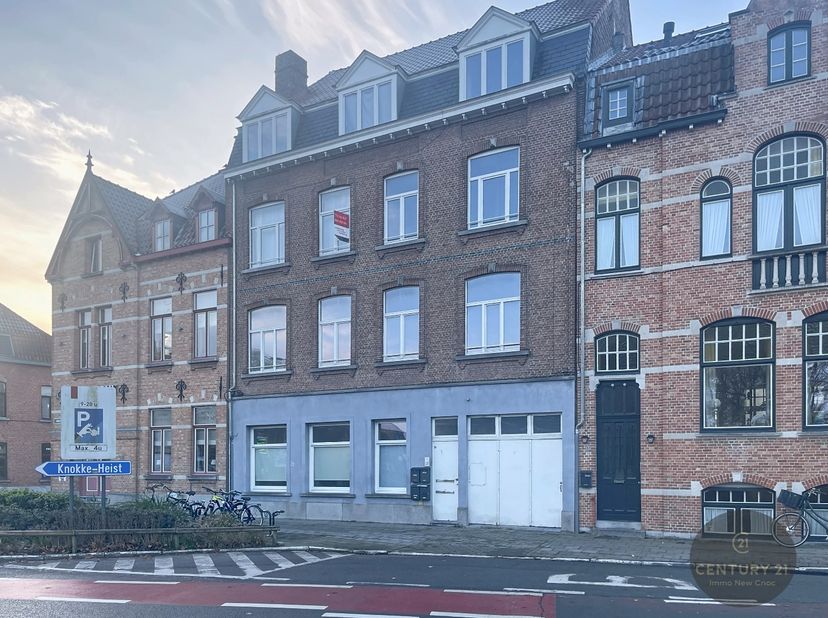 Deze volledig vergunde opbrengsteigendom bestaat uit 4 woonentiteiten. <br />
Gelegen op een absolute toplocatie, vlak aan het centrum van Brugge, maa