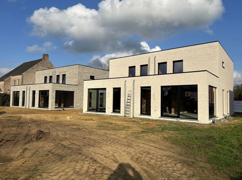 Hartelijk welkom op onze opendeur op zaterdag 20/6 van 10 uur tot 11.30 uur ter plaatse voor een bezoek aan deze knappe woning!<br />
4 Energiezuinige
