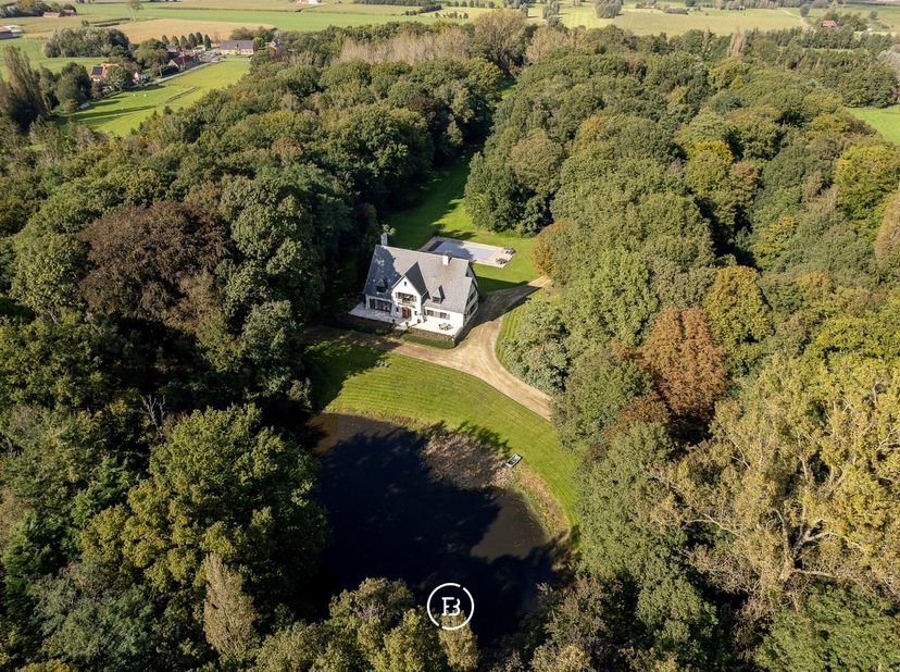Entouré de magnifiques allées anciennes et de vastes espaces verts, à deux pas de laccès autoroutier de Beernem, se situe ce domaine dexception denvir