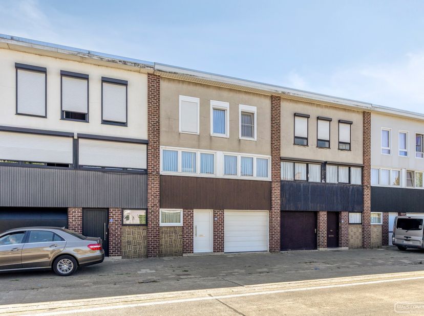 Deze woning biedt heel wat ruimte en werd de voorbije jaren op verschillende vlakken vernieuwd. Met onder meer drie slaapkamers, een inpandige garage,
