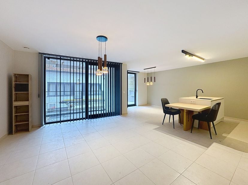 Dit mooi, uiterst energiezuinig (label A) en ruim appartement is gelegen op de eerste verdieping van de nieuw opgerichte residentie 'De Platse' pal in