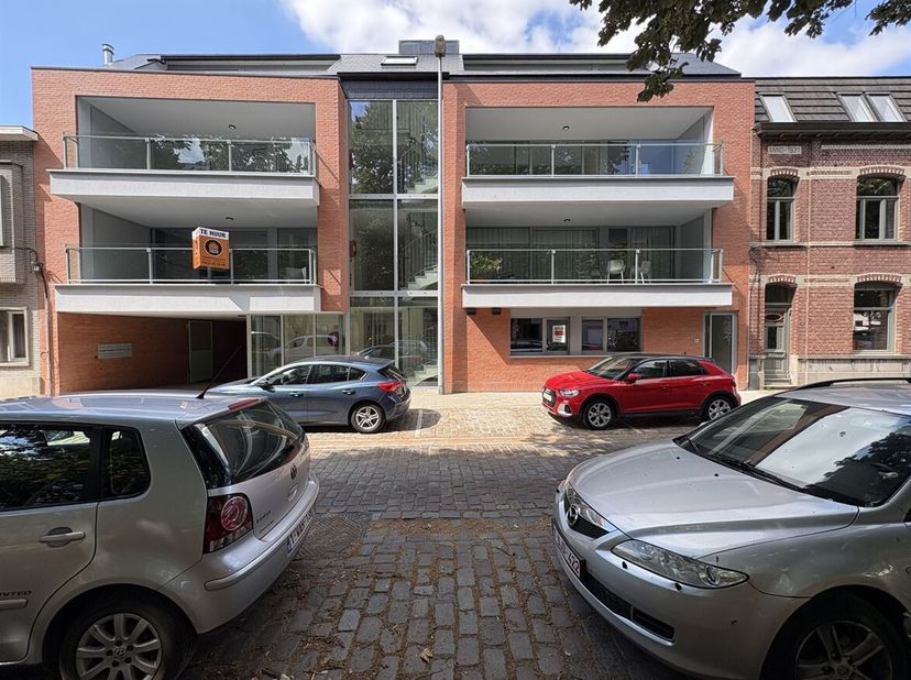 uim energiezuinig nieuwbouwappartement op het gelijkvloers  met 2 slaapkamers<br />
Ligging: Dit energiezuinige nieuwbouwappartement is centraal geleg