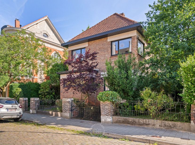 In de gegeerde Vaderlandstraat, midden in het prestigieuze Miljoenenkwartier, bevindt zich deze authentieke alleenstaande woning op een perceel van 44