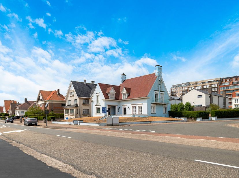 Deze karaktervolle villa bevindt zich op een uitzonderlijk perceel van 919 m², op wandelafstand van het Albertstrand. Authentieke charme, royale volum