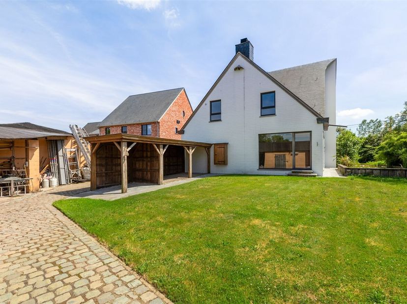 ·Open bebouwing op rustige locatie <br />
·Bewoonbare oppervlakte van ca. 320 m² <br />
·Perceel van 1.078 m² <br />
·EPC label D<br />
·Vloerverwarmi