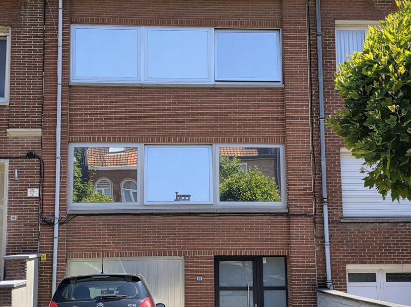 Cette charmante maison de 212m², située à Strombeek-Bever, offre une expérience de vie confortable avec ses quatre chambres. L'espace de vie ouvert do