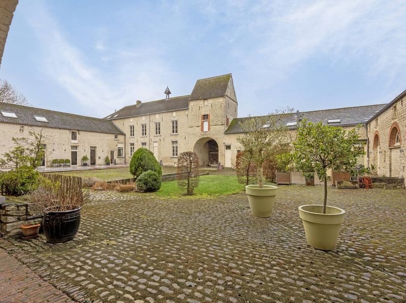Le Hof ten As, situé le long de la Perksesteenweg à Melsbroek, a été fondé avant 1395 et est l'un des bâtiments les plus emblématiques de Melsbroek de