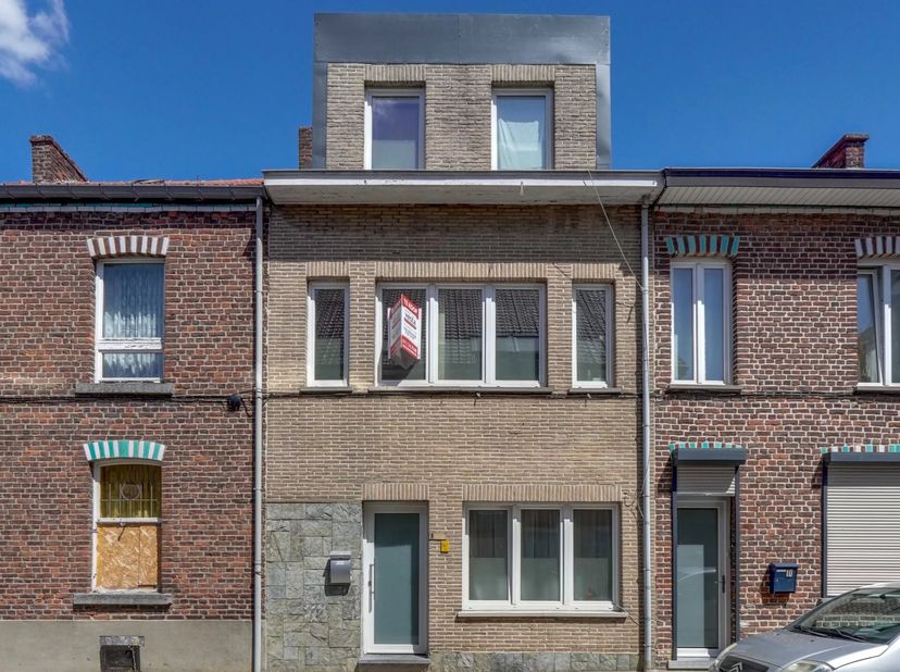 Deze ruime rijwoning ligt op een steenworp van het centrum van Sint-Truiden. Alle nodige voorzieningen liggen bijgevolg op wandel- of fietsafstand. De