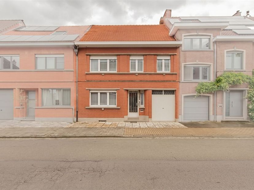 Welkom in deze ruime gezinswoning met een bewoonbare oppervlakte van 202 m², gelegen op een perceel van 3a 35ca in het centrum van Londerzeel. Deze ge