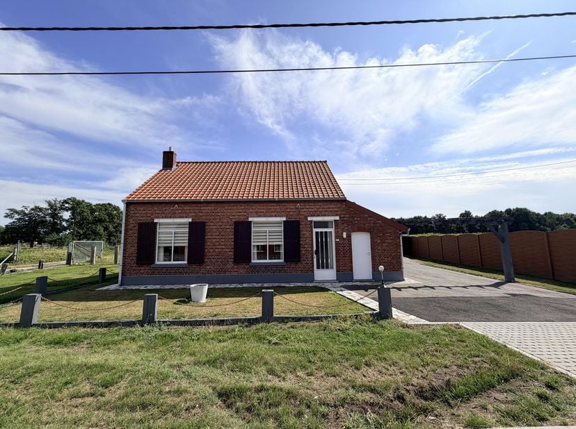 Hasselt-Spalbeek, Laarbeekstraat 24: Prachtig gelegen woning in agrarisch gebied op een perceel van 29a 40ca !<br />
<br />
Deze knusse, op te frissen