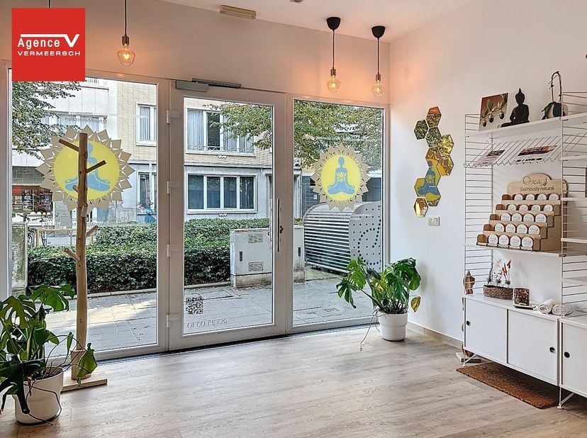 Uitstekend gelegen handelspand met authentieke gevel  Groentemarkt.<br />
Dit ruim instapklaar handelspand is gelegen aan de florerende Groentemarkt t