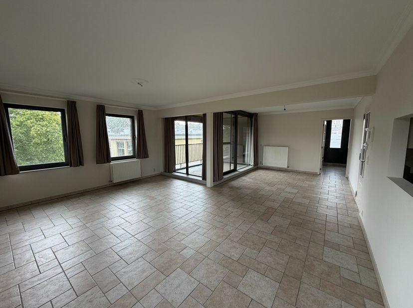 Op de Hoge-Valweg in Zonhoven vinden we dit instapklaar appartement van ca. 139m² met 2 slaapkamers en gezellig overdekt terras.<br />
<br />
Dankzij