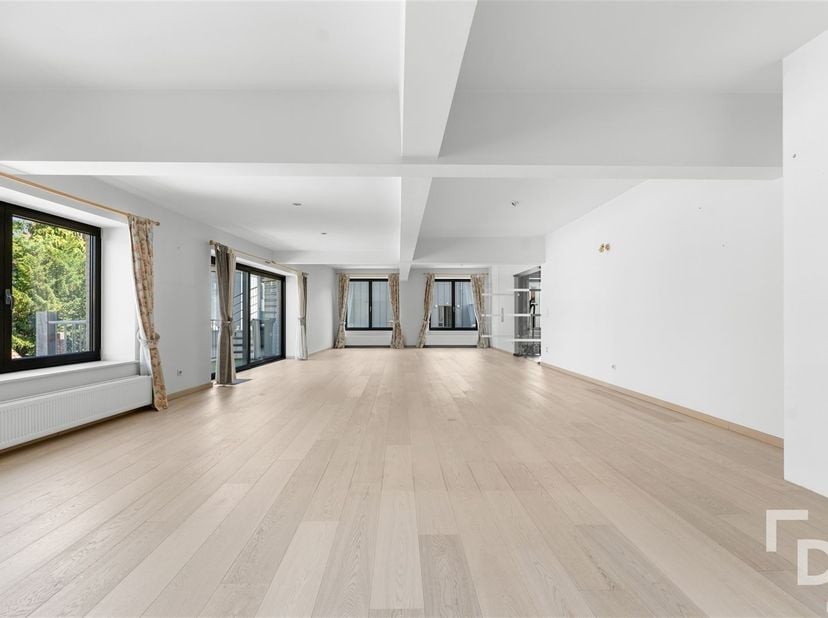 Appartement met een bewoonbare opp. van ca 300m² en garage op toplocatie te koop in centrum Ieper<br />
<br />
In de Schotlandstraat, aansluitend aa