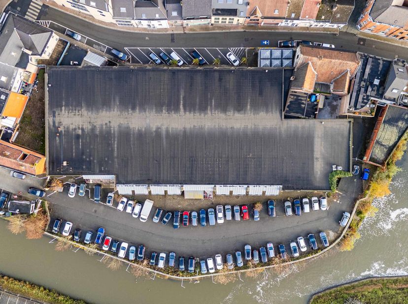 Deze commerciële site omvat momenteel <br />
GELIJKVLOERS: <br />
- vrije grondoppervlake van +- 2800 m2 <br />
- vrije hoogte onder de spanten in het