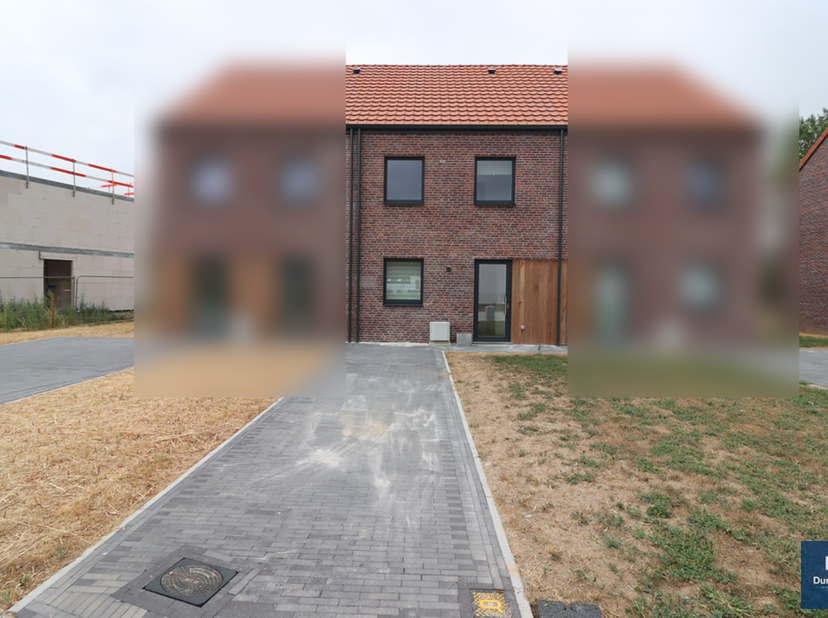 Nieuwbouwwoning met twee gevels, een terras en een door een haag omheinde tuin, gelegen in een rustige woonwijk, vlakbij het stadscentrum van Aat en a