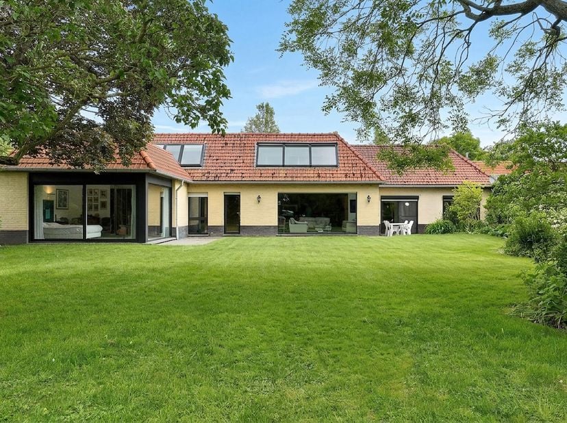 Dans un environnement calme et verdoyant, cette lumineuse villa aux beaux volumes séduira par son charme, son confort et son superbe jardin arboré.<br