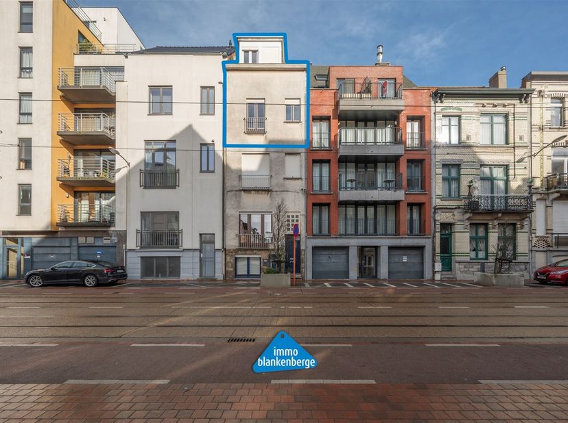 Ontdek dit te renoveren, ruim duplex appartement op een absolute topligging in het hart van Blankenberge. Gelegen op slechts enkele stappen van de Gro