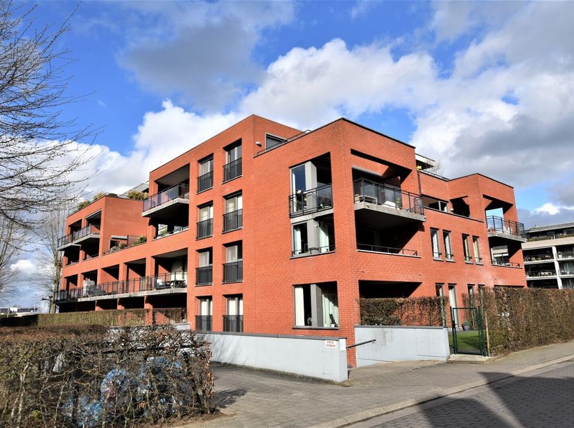 Ondergrondse autostaanplaats te huur  Domein Tuinen Van Hollebeke Bent u op zoek naar een veilige en comfortabele parkeeroplossing in Assebroek? Dan i