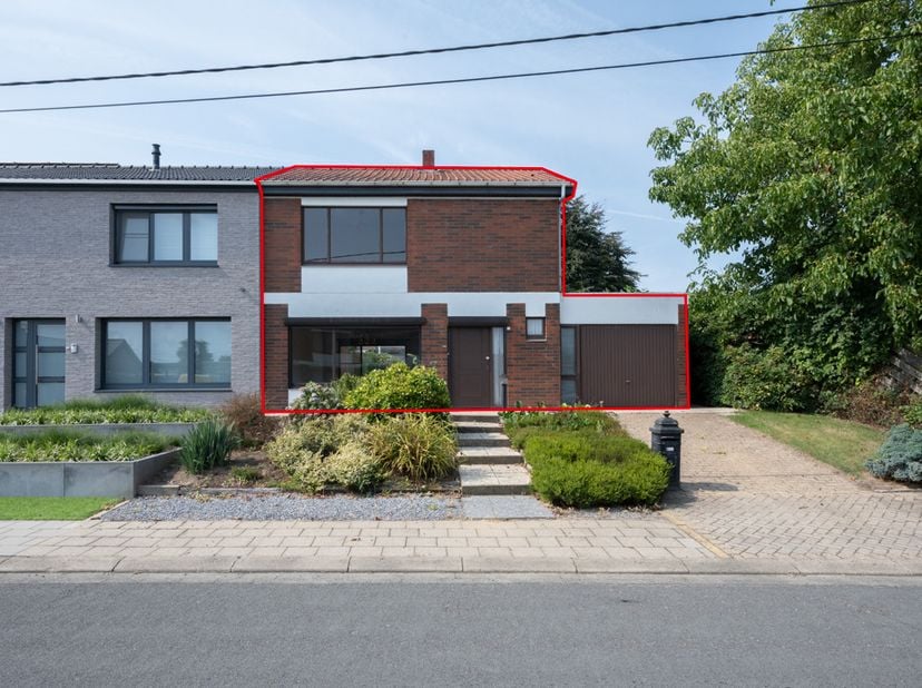 TE RENOVEREN WONING - <br />
<br />
Goed gelegen halfopen bebouwing. <br />
Indeling: <br />
- gelijkvloers: inkomhal, leefruimte, keuken, wc; <br />